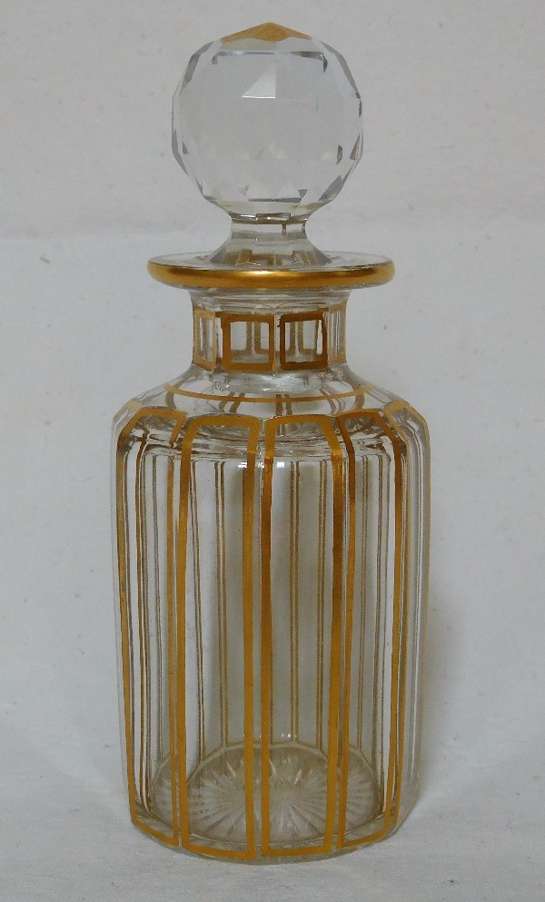 Détail — Petit flacon en cristal de Baccarat, modèle Cannelures réhaussé de filets or - 12cm