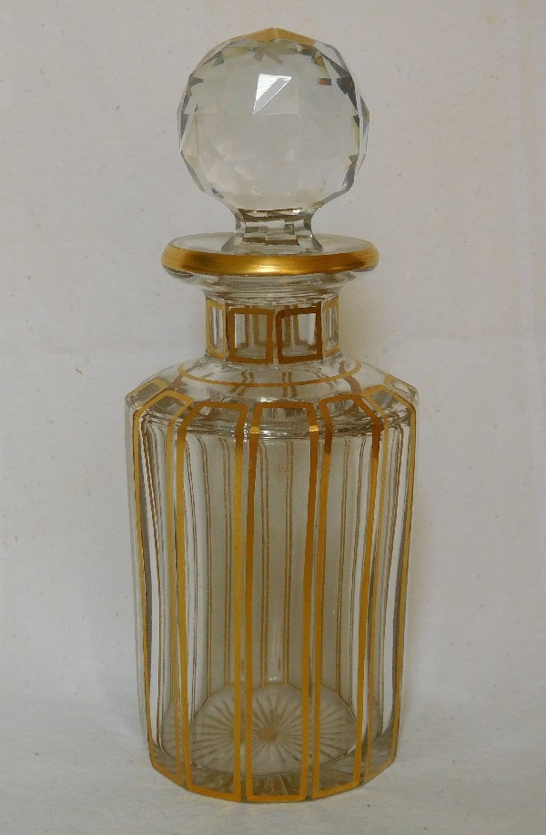 Détail — Très grand flacon en cristal de Baccarat, modèle Cannelures réhaussé de filets or avec étiquette - 17,3cm