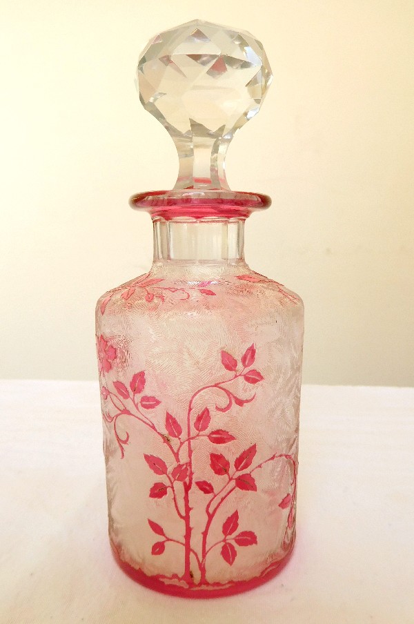 Detail — Baccarat overlay crystal perfume bottle, red Eglantier pattern - 15,5cm