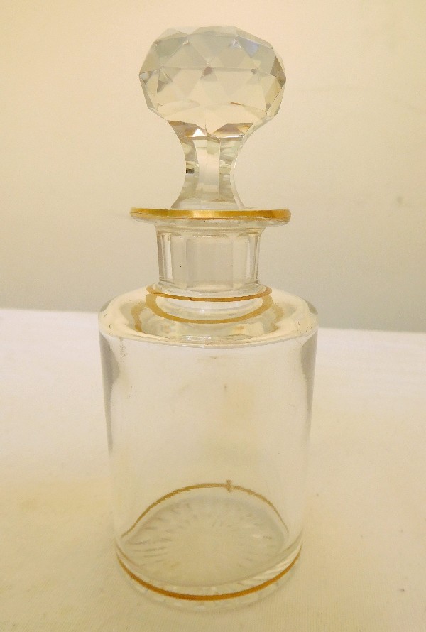 Détail — Flacon à parfum en cristal de Baccarat, cristal uni à fond étoile rehaussé de filets et étoiles dorés - 17cm