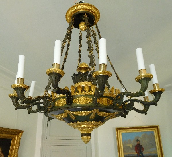 Détail — Grand lustre à 12 feux d'époque Empire en bronze patiné et doré, début XIXe