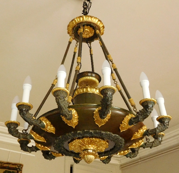 Détail — Grand lustre Empire à 12 feux aux barbus en bronze doré et patiné, époque début XIXe