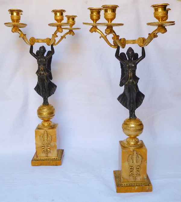 Détail — Paire de candélabres Empire à la Victoire ailée, bronze doré et marbre jaune de Sienne
