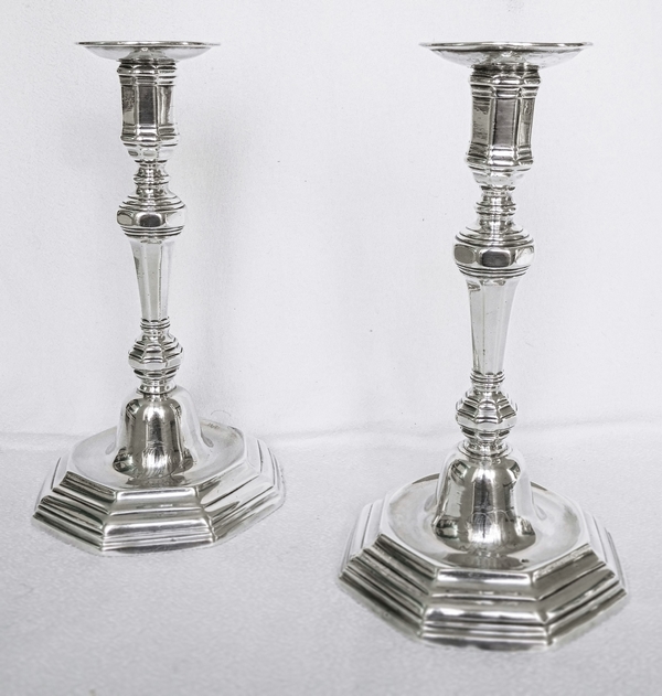 Détail — Lille 1755-1775 : paire de flambeaux / bougeoirs en argent massif, époque Louis XV