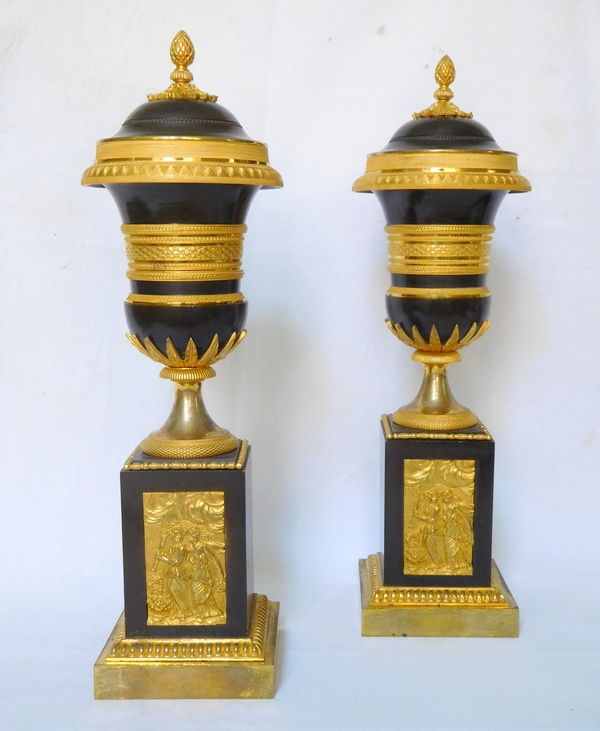 Détail — Paire de bougeoirs cassolettes en bronze patiné et doré d'époque Empire, attribués à Thomire
