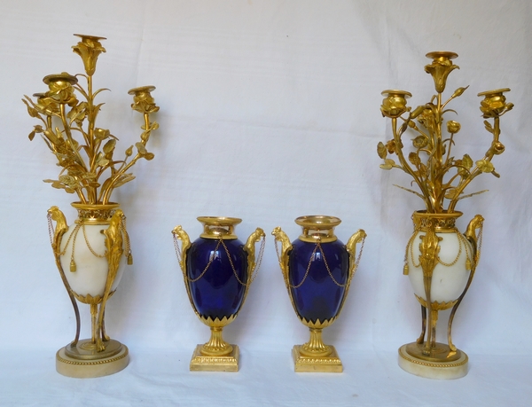 Détail — Garniture de cheminée d'époque Louis XVI 4 pièces aux coqs - bronze doré, marbre et verre bleu