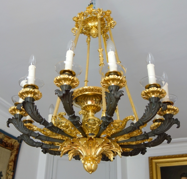 Detail — Large 12 lights patinated and gilt bronze chandelier, early 19th century - circa 1830