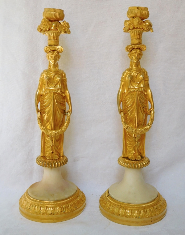 Détail — Paire de flambeaux, bougeoirs en bronze ciselé et doré, travail néo-classique russe fin XVIIIe siècle