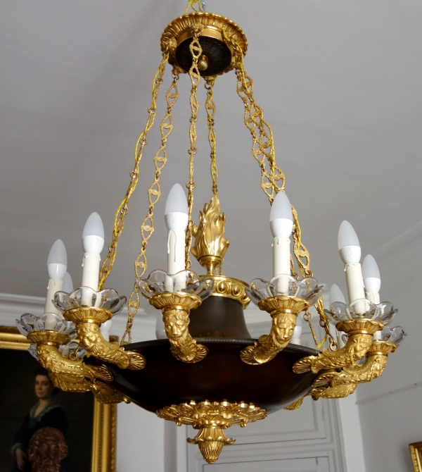 Détail — Grand lustre Empire à 12 feux aux lions en bronze doré et patiné, époque début XIXe siècle