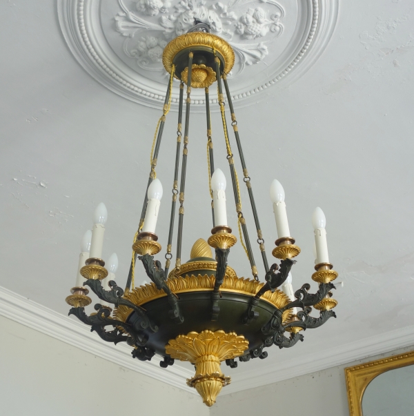 Détail — Grand lustre Empire en lampe antique à 12 feux, bronze doré au mercure & patiné, début XIXe