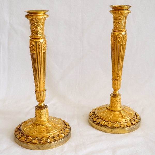 Détail — Paire de bougeoirs flambeaux d'époque Empire en bronze ciselée et doré