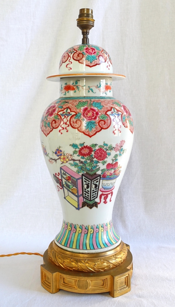 Détail — Lampe potiche en porcelaine de Chine, famille rose et bronze doré, époque Napoléon III
