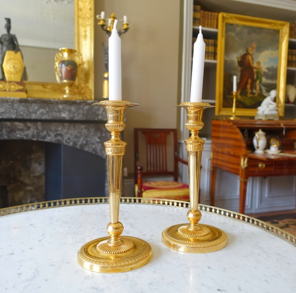 Détail — Ravrio : paire de flambeaux d'époque Empire en bronze doré modèle du Château de Fontainebleau