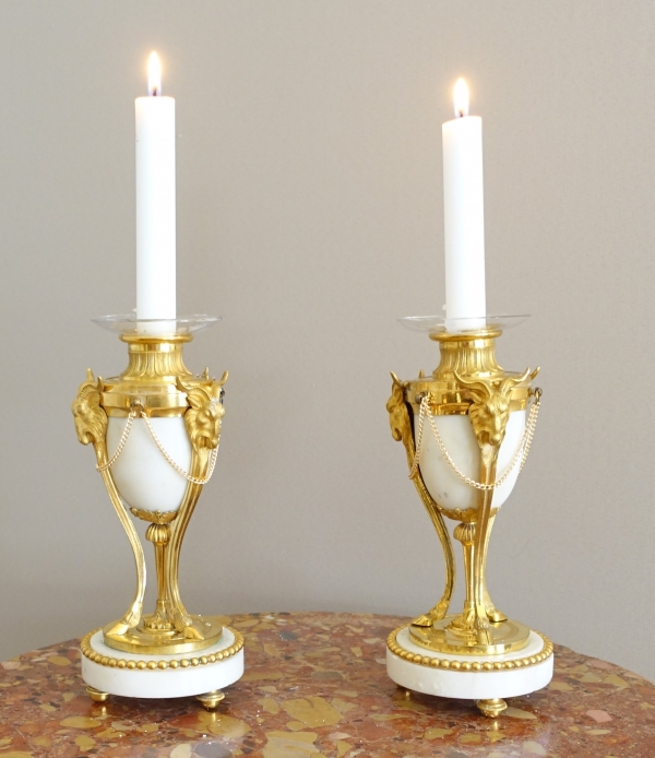 Détail — Paire de cassolettes à bougeoirs renversés en bronze doré et marbre, style Louis XVI