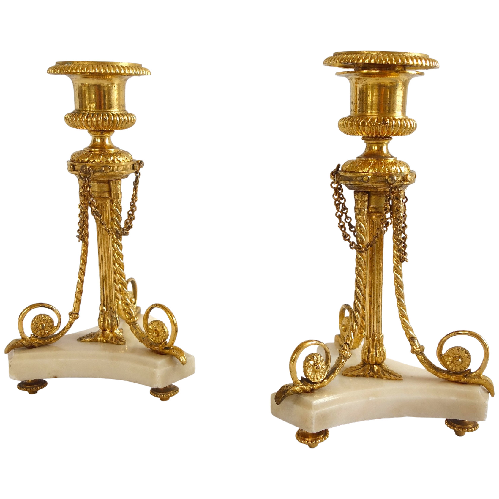 Paire de bougeoirs tripodes en bronze doré or fin et marbre - style Louis XVI