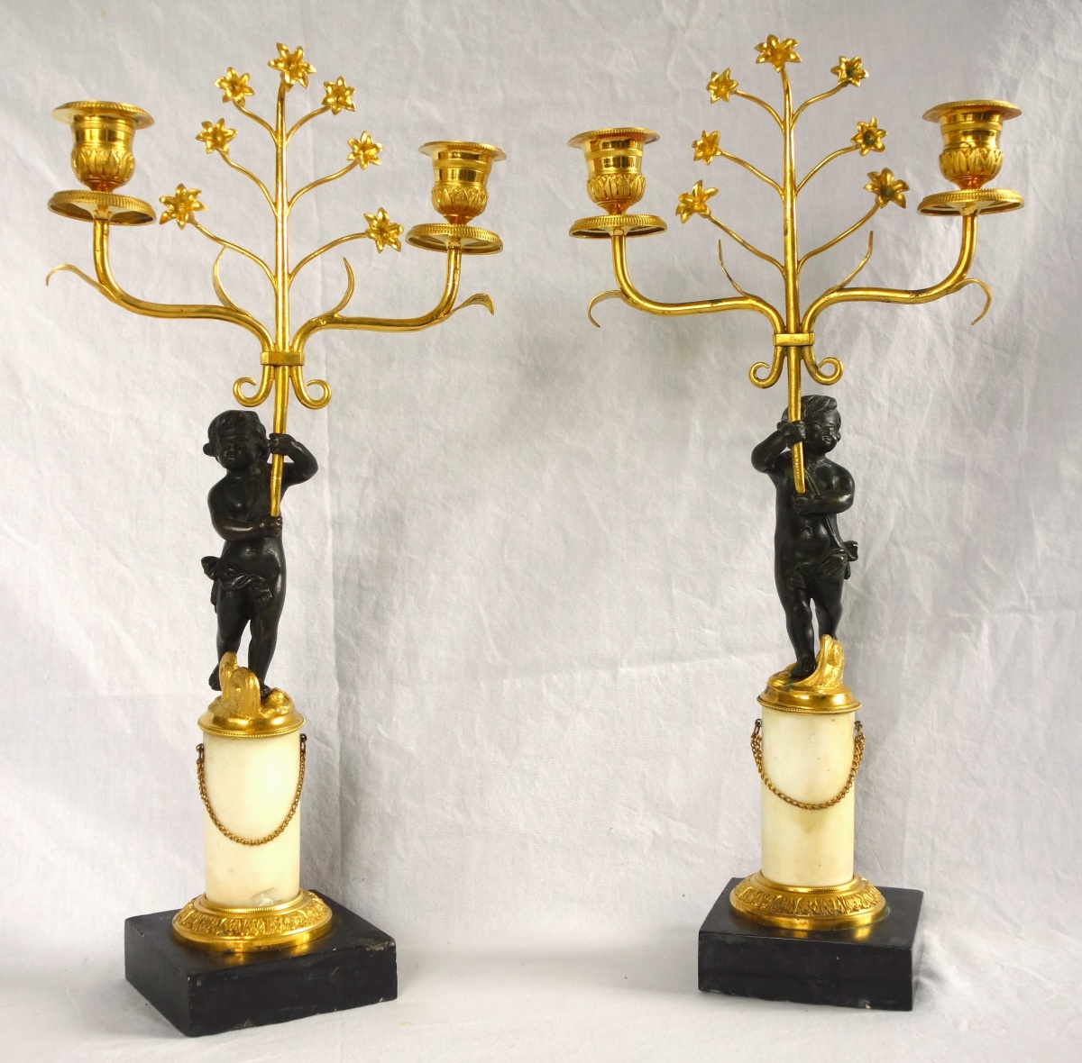 Détail — Paire de candélabres en bronze doré et marbre d'époque Empire Restauration