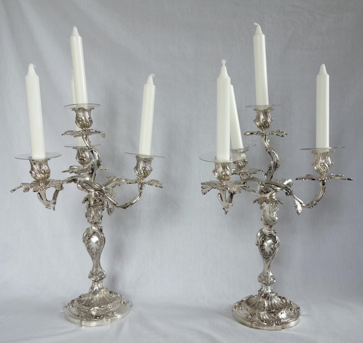 Détail — Paire de grands candélabres de style Louis XV Rocaille en bronze argenté d'après Meissonnier