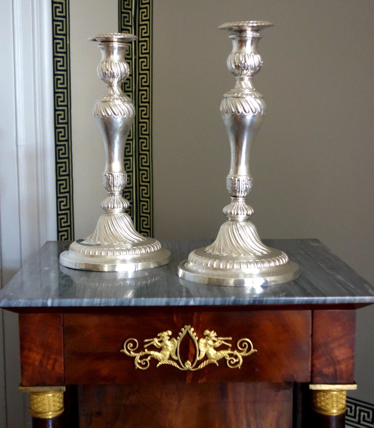 Détail — Paire de bougeoirs flambeaux en bronze argenté de style Louis XV vers 1840