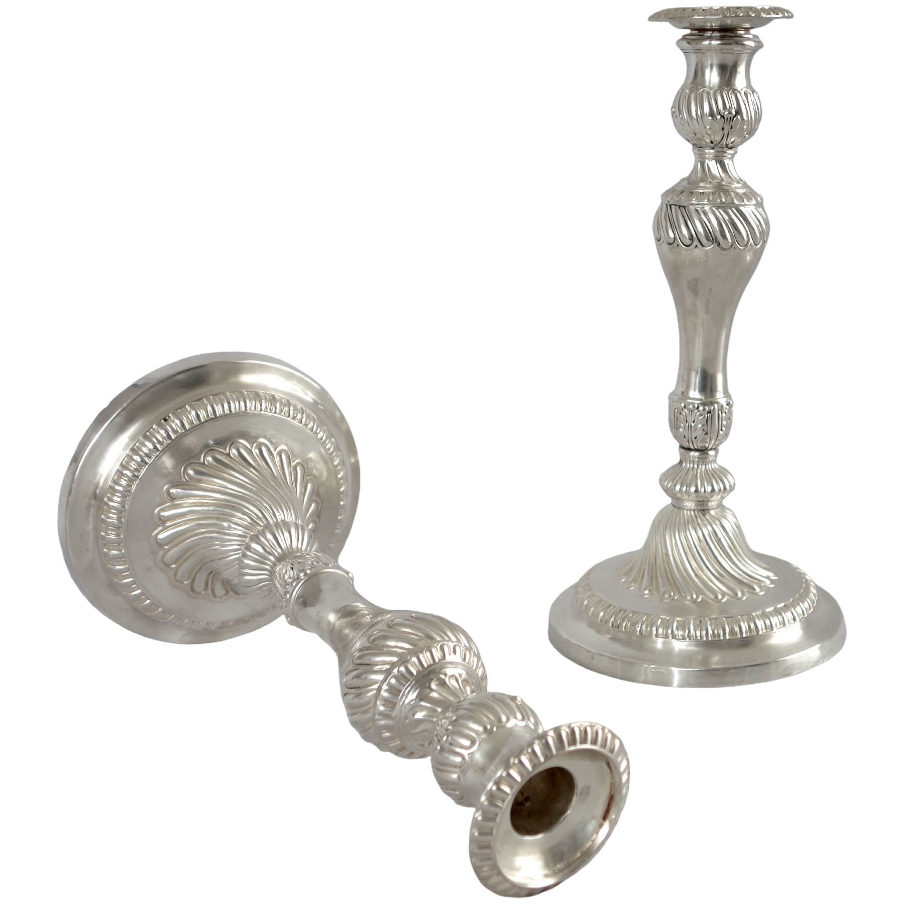 Paire de bougeoirs flambeaux en bronze argenté de style Louis XV vers 1840