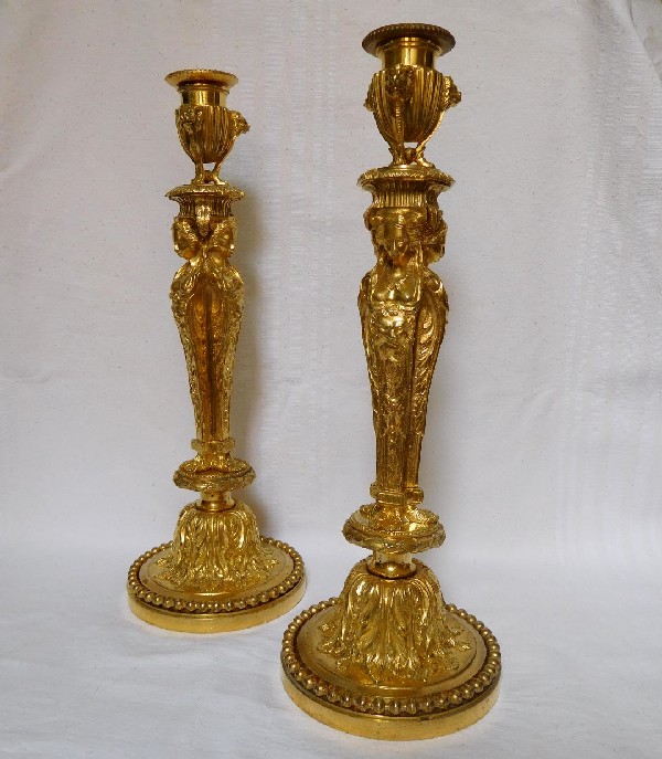 Détail — Paire de bougeoirs / flambeaux en bronze doré de style Louis XVI, d'après Jean-Démosthène Dugourc