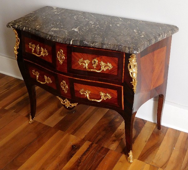 Détail — Commode sauteuse en marqueterie d'époque Louis XV, estampillée Reizell, ébéniste du Prince de Condé