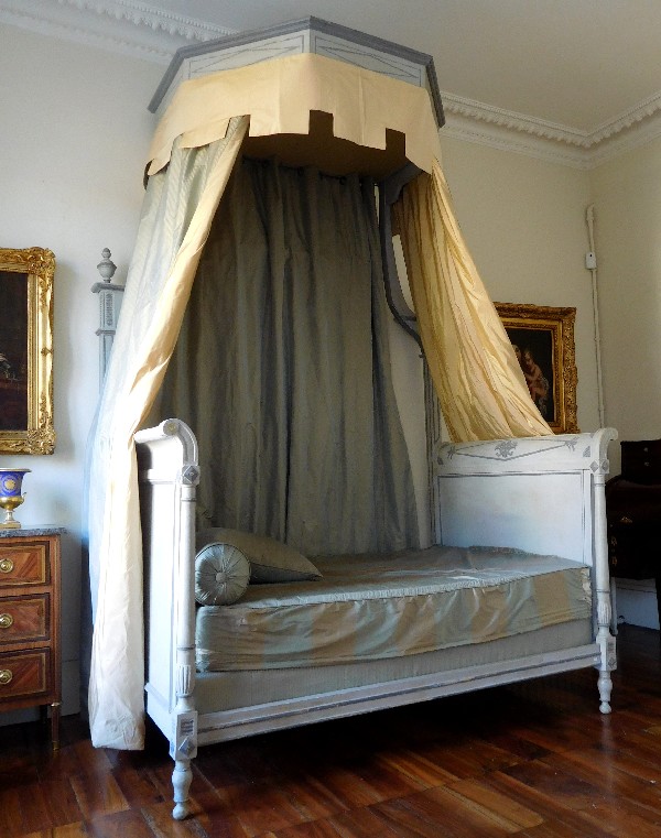 Détail — Lit à baldaquin en chaire à prêcher de style Directoire en bois laqué, garniture de soie