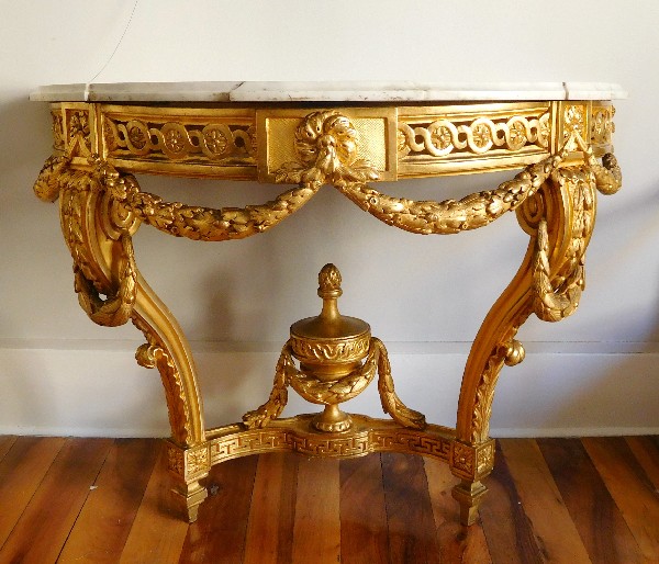 Détail — Console demi-lune en bois doré richement sculptée d’époque Louis XVI