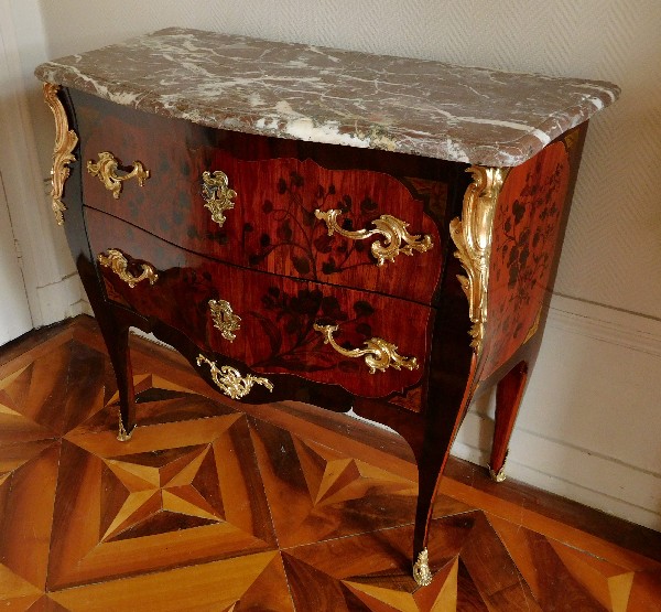 Detail — Stunning antique French Louis XV chest of drawers / commode, 18th century