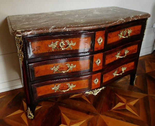 Détail — Commode à face galbée d'époque Régence - début Louis XV, bois de rose et de violette