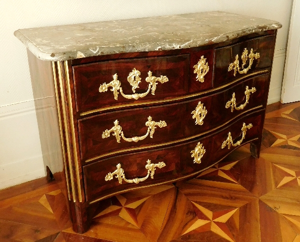 Détail — Commode en bois de violette d'époque Régence Louis XV, estampille de Marchand et C couronné