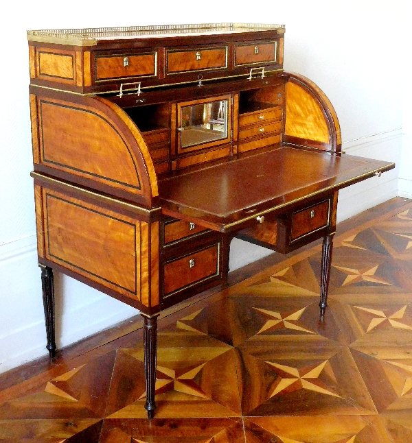 Détail — Bureau cylindre en citronnier et acajou, fin de l'époque Louis XVI
