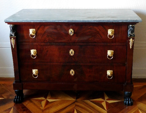 Détail — Commode d'époque Consulat en acajou flammé, attribuée à Molitor - bronzes dorés au mercure