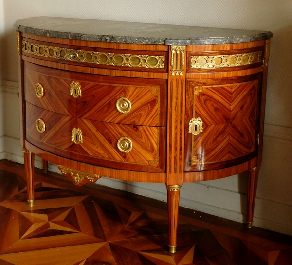 Détail — Bircklé : grande commode demi-lune d'époque Louis XVI, marqueterie de bois de rose estampillée
