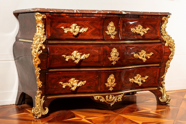 Détail — Commode tombeau en bois de violette d'époque Régence - Louis XV attribuée à Jean-Charles Saunier