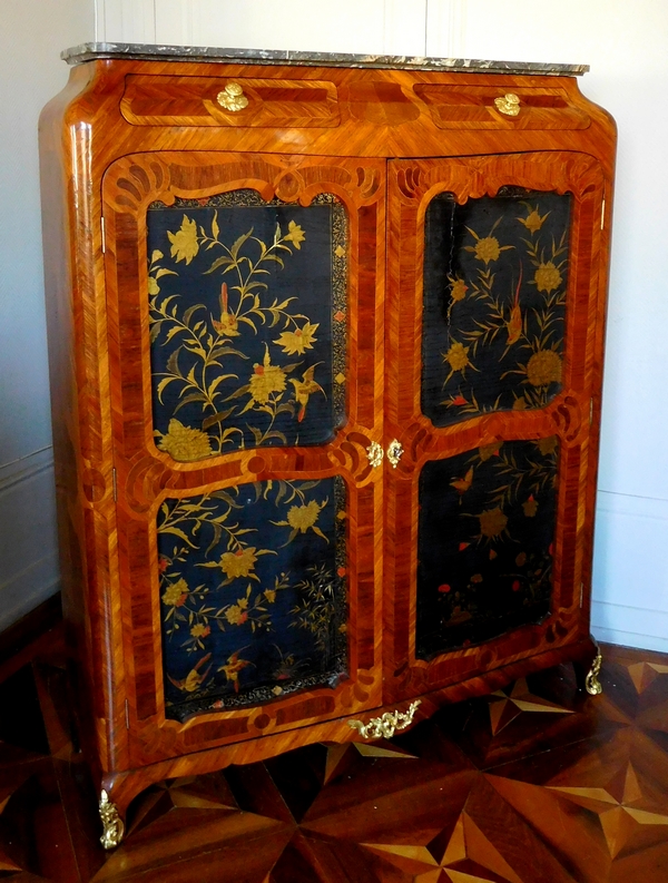 Détail — Macret : armoire d'époque Louis XV en bois de rose et laque - estampille et étiquette