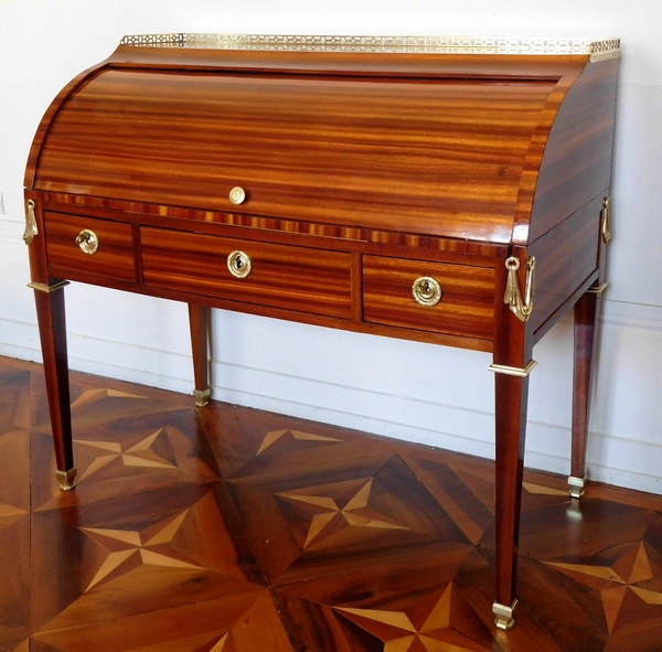 Détail — Pierre Macret : bureau cylindre de milieu en plaquage de satiné - époque Louis XVI estampillé