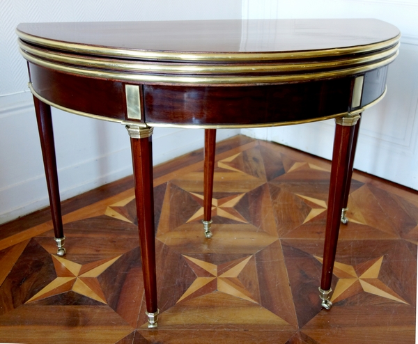 Détail — Table à jeu demi-lune modèle de Jacob en acajou à pieds octogonaux, époque fin XVIIIe siècle