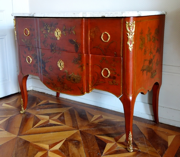 Detail — Transition Louis XV - Louis XVI red-lacquered commode / chest of drawers