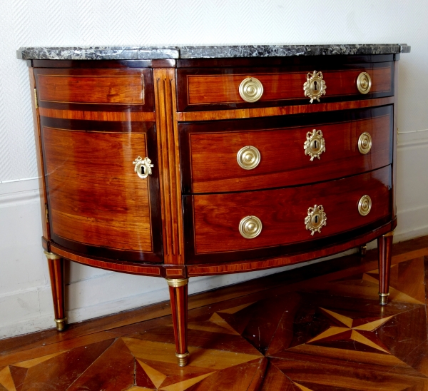 Détail — Grande commode demi-lune d'époque Louis XVI en marqueterie, trace d'estampille