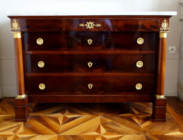 Détail — Commode d'époque Empire en acajou, riche garniture de bronzes dorés au mercure