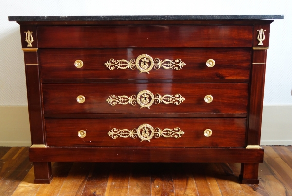 Détail — Marcion (attribuée à) : commode en acajou et bronze doré d'époque Empire