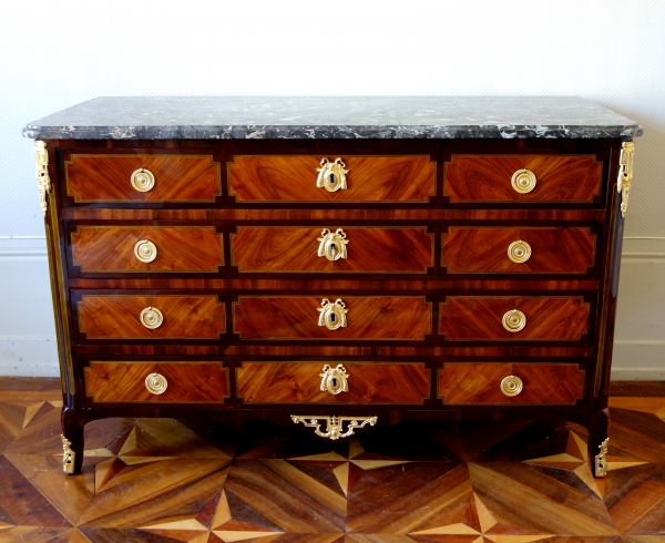 Détail — PA Veaux : longue commode pantalonnière en marqueterie d'époque Louis XVI - estampillée