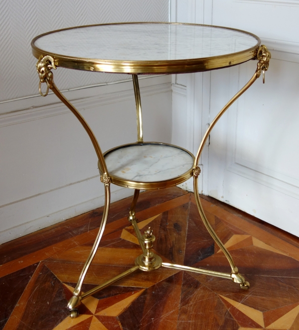 Détail — Guéridon en bronze ciselé et marbre blanc, époque Directoire, décor à rostres de boucs