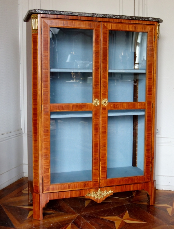Détail — Jean-Baptiste Tuart : Bibliothèque, vitrine d'époque Louis XVI en marqueterie de bois de rose estampillée