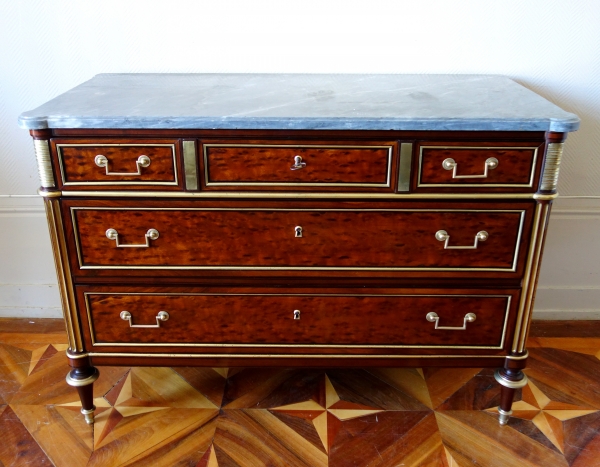 Détail — Commode Louis XVI Directoire en acajou moucheté, marbre Turquin et clef à trèfle - époque XVIIIe siècle