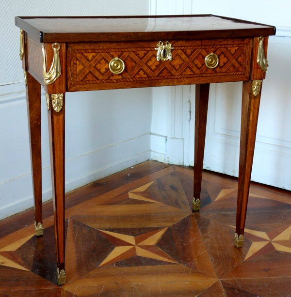 Détail — Table de salon en marqueterie à la Reine et bronze doré - époque Louis XVI