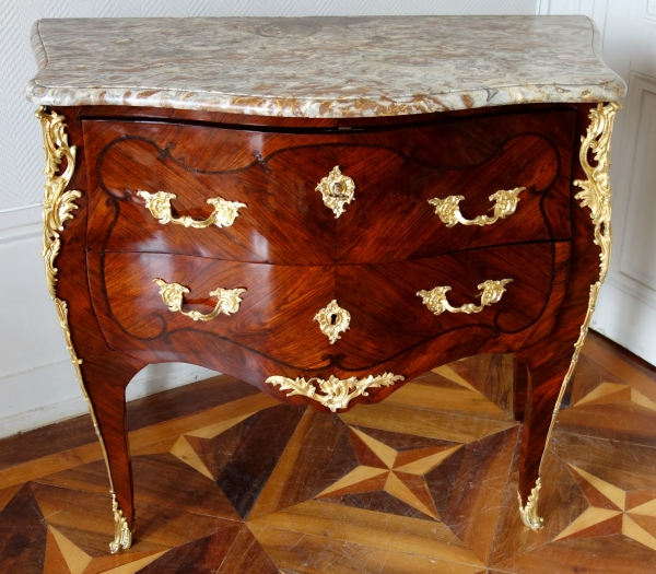 Detail — Commode sauteuse en bois de violette d'époque Louis XV - XVIIIe siècle