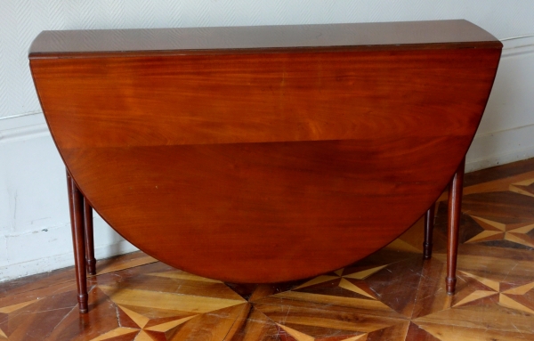 Détail — Jean François Leleu : table pliante gateleg en acajou massif d'époque Louis XVI