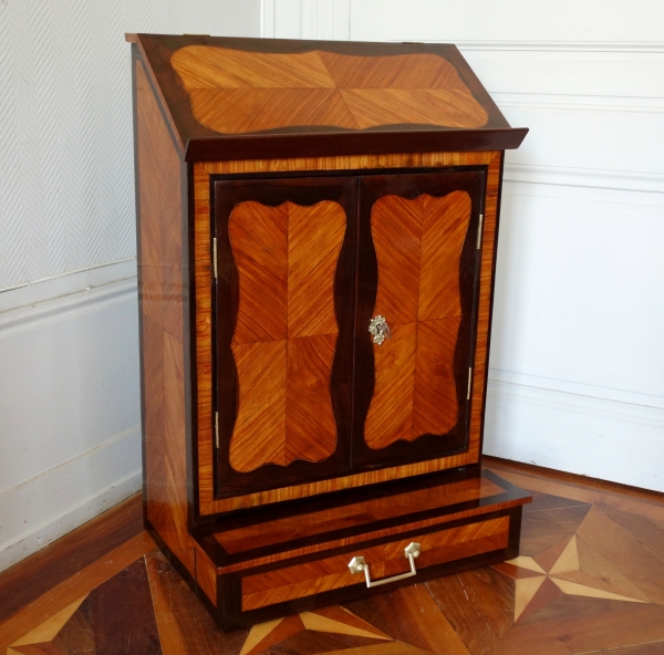 Détail — Meuble oratoire ou prie-Dieu d'époque Louis XV en marqueterie de bois de rose et amarante