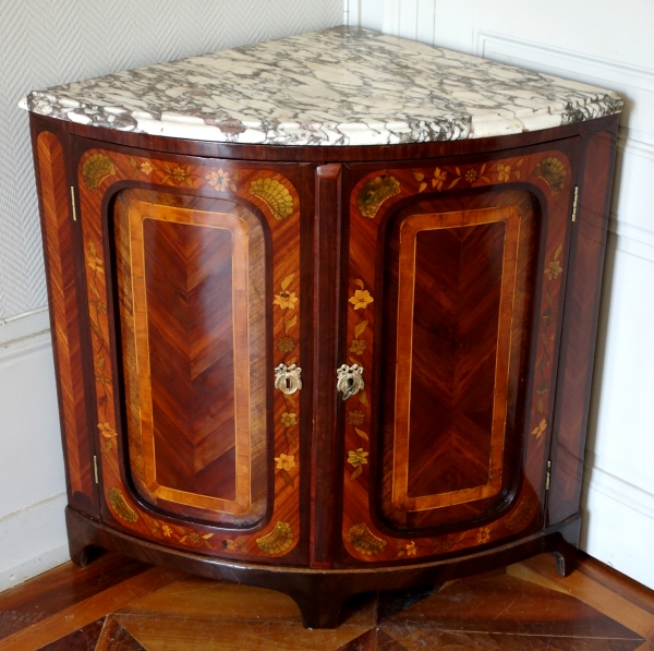 Détail — Encoignure buffet d'angle d'époque Louis XV Transition en fine marqueterie fleurie - XVIIIe siècle